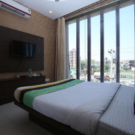 Hotel Pearl Grand & Banquet Zirakpur Exterior photo