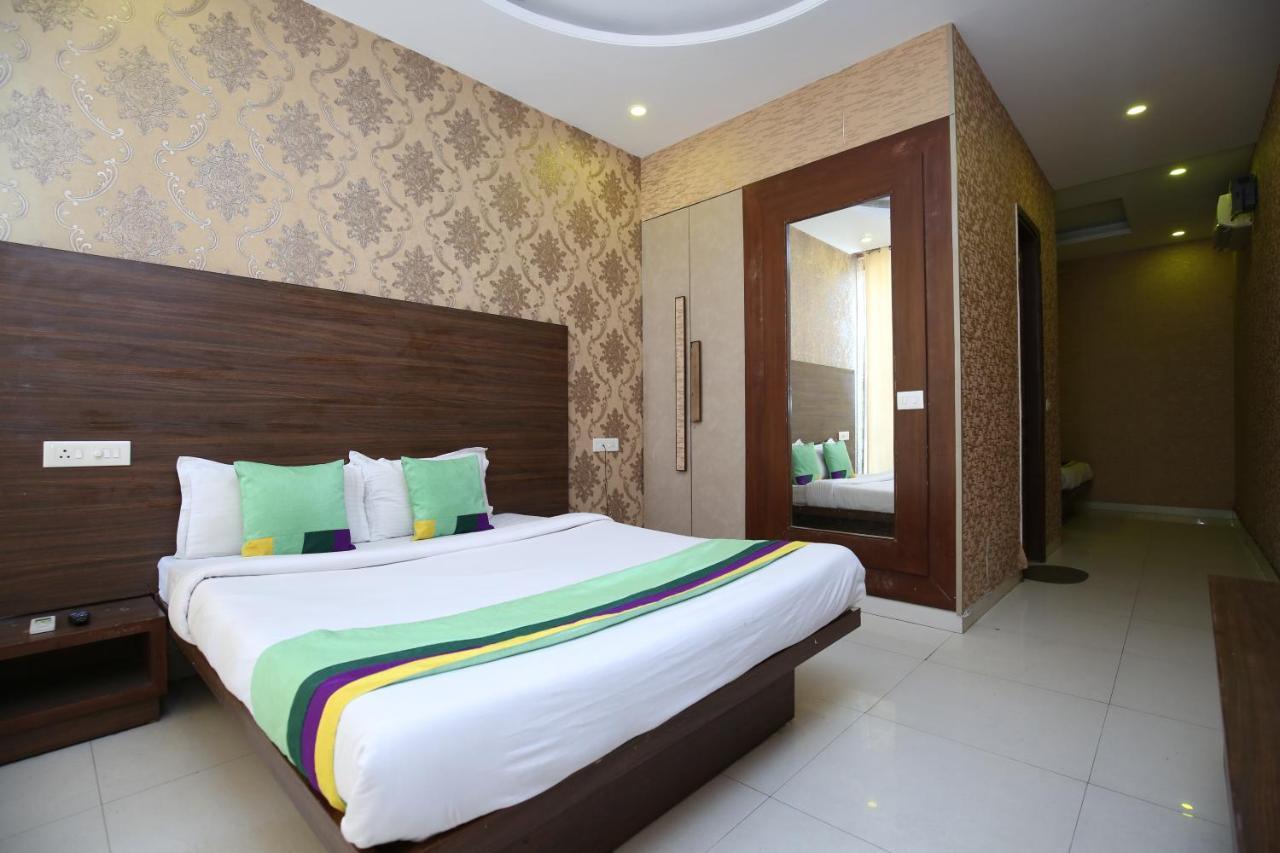 Hotel Pearl Grand & Banquet Zirakpur Exterior photo
