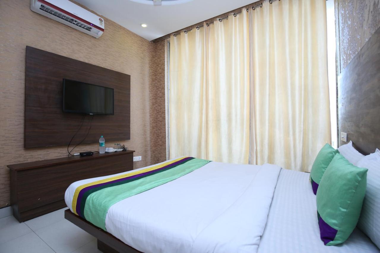 Hotel Pearl Grand & Banquet Zirakpur Exterior photo