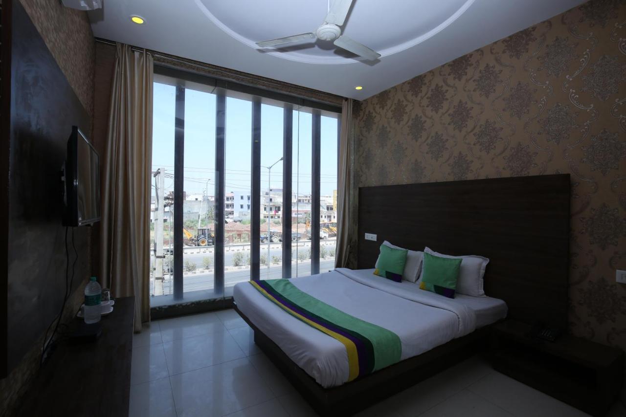 Hotel Pearl Grand & Banquet Zirakpur Exterior photo