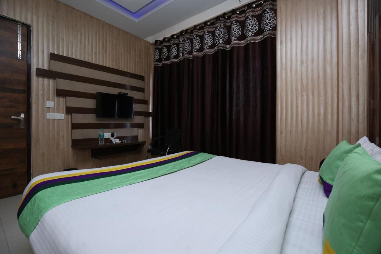 Hotel Pearl Grand & Banquet Zirakpur Exterior photo