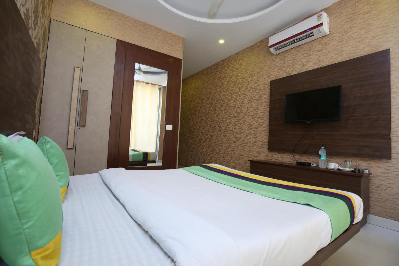 Hotel Pearl Grand & Banquet Zirakpur Exterior photo